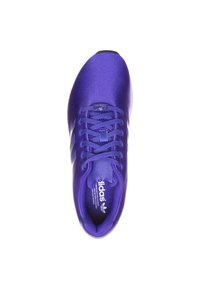 Scarpa da atletica viola con una texture liscia, dotata di chiusura a laccio, tre strisce bianche sul lato e suola in gomma.