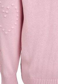 Ružový pletený sveter s textúrovaným vzorom vyvýšených bodiek tvoriacich tvar srdca, s rebrovanými manžetami a lemom. Mäkká, ľahká tkanina.