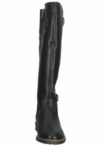 Botas de cuero negras hasta la rodilla con una textura suave, cremallera lateral y detalles decorativos de hebilla en el lado exterior.
