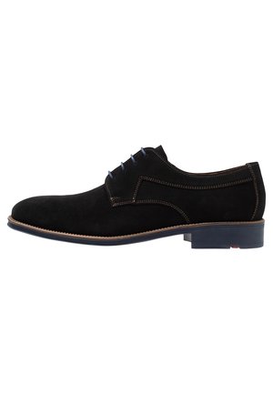 Sort nubuck herresko med blå snørebånd, brune syninger og en lav stablet hæl på en hvid baggrund.