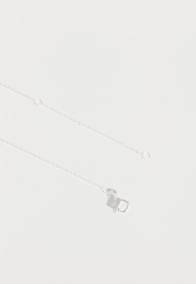 Collier délicat en chaîne argentée avec fermoir mousqueton et petits maillons circulaires sur fond blanc.