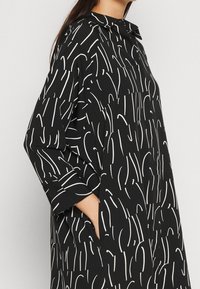 Monki Košilové šaty - black