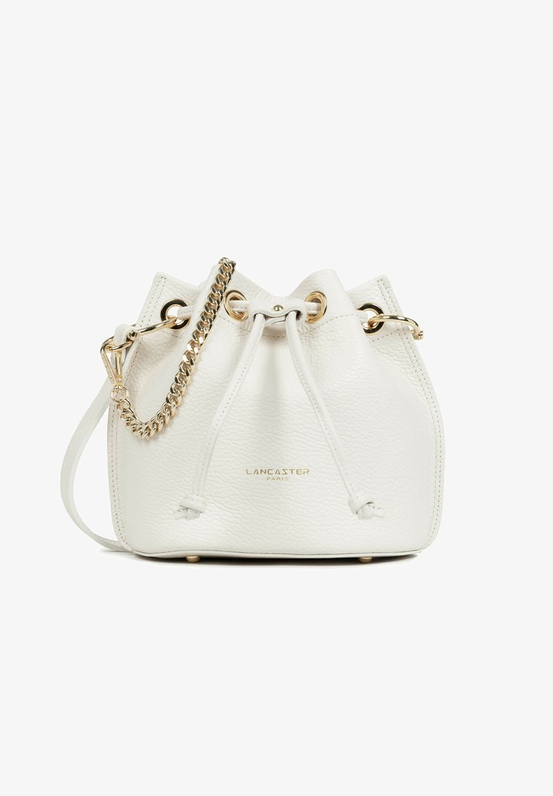 Sac bourse en cuir blanc avec cordon de serrage, chaîne dorée et œillets, logo "Lancaster Paris" à l'avant, et une fine bandoulière.