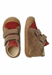 Scarpe in suede marrone con dettagli rossi, dotate di due cinturini in velcro, suole in gomma testurizzata e cuciture a contrasto.