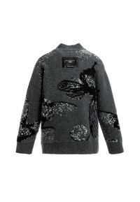 Suéter gris de punto con un patrón texturizado de diseños florales y circulares negros, con un cuello acanalado y una etiqueta negra en la parte trasera.