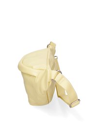Borsa a spalla in ecopelle gialla con forma arrotondata, texture morbida, chiusura con zip e tracolla regolabile. Presenta dettagli in metallo.