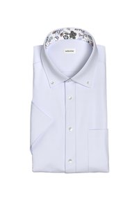 Camicia button-up azzurro chiaro con un tessuto testurizzato, caratterizzata da un colletto interno a motivo e polsini standard, piegata ordinatamente.