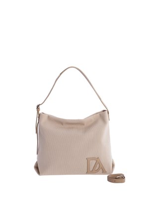 Bolso de hombro beige con textura, con asa única, correa desmontable y el logo "DA" en relieve en la parte inferior derecha del frente.