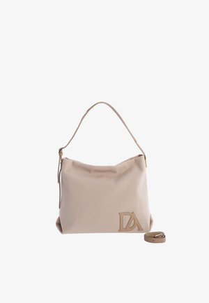 Bolso de hombro beige con textura, con asa única, correa desmontable y el logo "DA" en relieve en la parte inferior derecha del frente.