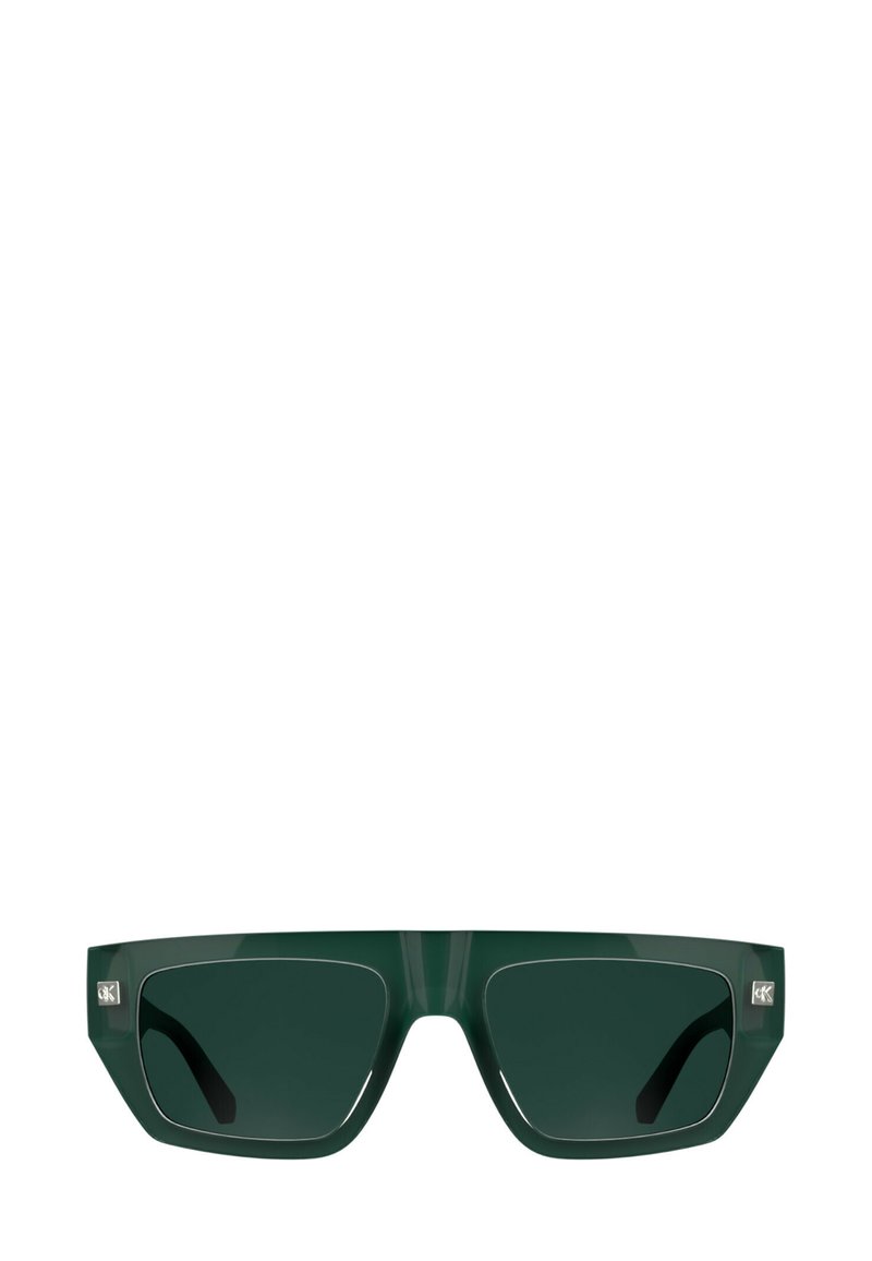 Occhiali da sole verdi oversize con lenti scure, montature quadrate e dettagli argentati sulle aste. Realizzati in materiale plastico liscio.