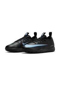 Zapatillas deportivas negras con un diseño elegante, superficie texturizada, acentos en azul y una suela de goma con pequeñas protuberancias para tracción.