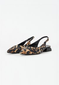 Bailarinas con estampado de leopardo y tirante trasero, con punta afilada, detalles en negro y tacón bajo. Fabricadas en tejido texturizado. Cierre con hebilla ajustable.