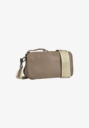 Helles taupe-farbenes Leder-Crossbody-Tasche mit rechteckiger Form, verstellbarem Stoffgurt und geprägtem Logo-Detailing auf der Vorderseite.