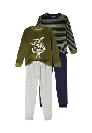 Zwei Paar Kinderpyjamas: ein olivgrüner mit einem Dinosaurier-Design und einer in marineblau gestreifte. Die grauen und marineblauen Hosen sind aus weichem Baumwollmaterial.