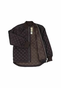 Chaqueta marrón acolchada con cierre de cremallera en la parte delantera, cuello y puños acanalados. El forro interior suave presenta un patrón de diamante contrastante.
