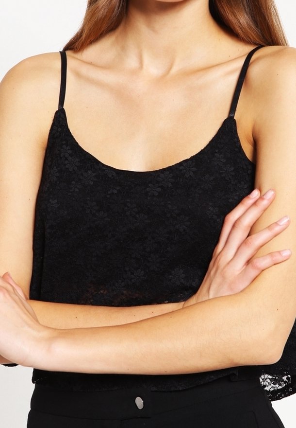 Mustat pitsiset topit ohuiden hihnojen kanssa, joissa on kukkakuosi ja teksturoitu pinta, yhdistettynä yksinkertaiseen pääntiehen.