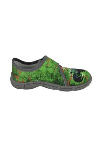 Kinderschuh in Grün mit schwarzer Sohle, rotem Rissmuster und einem Monstertruck-Grafik auf der Zehenpartie.