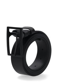 Zwarte synthetische riem met een rechthoekige metalen gesp. De band heeft een gestructureerd oppervlak en meerdere verstelgaten voor maat.