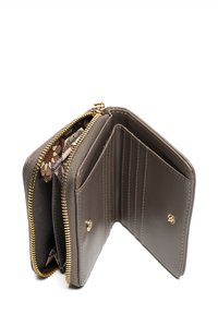 Portafoglio in pelle marrone con dettagli dorati. Presenta una chiusura con zip e diversi scomparti per carte. L'interno rivela una fodera in tessuto con motivo.