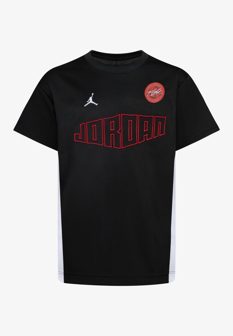 Czarna koszulka z krótkimi rękawami, z czerwonym napisem "JORDAN" i białym logo Jordan. Na piersi znajduje się okrągła czerwona naszywka.