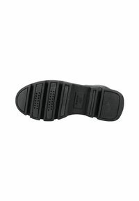 Suola di scarpa in gomma nera con strisce alternate lisce e testurizzate. Presenta fori di ventilazione e una sezione imbottita per flessibilità.