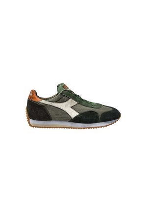 Zapatilla verde y gris con materiales de ante y tejido, que presenta un logo blanco, punta redonda y suela de goma para tracción.