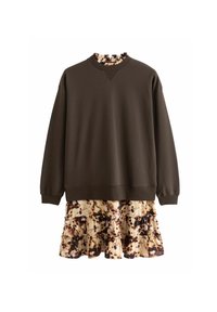 Sweatshirt marron avec un col rond côtelé et des manches longues superposé à une robe à motifs et volants dans des tons doux de beige et de marron.