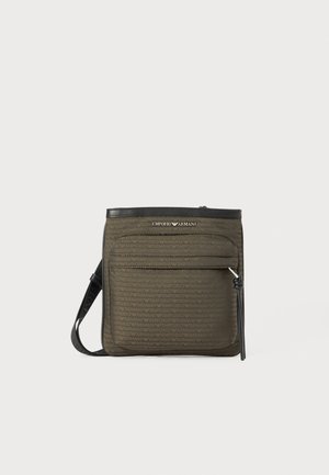 Geantă de umăr de culoare verde închis, cu un material texturat embosat cu logo-ul "Emporio Armani", un buzunar frontal cu fermoar și o curea ajustabilă neagră.
