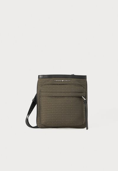 Tmavě zelená messenger taška s texturovanou látkou s embosovaným logem "Emporio Armani", přední zipová kapsa a černý nastavitelné popruhy.