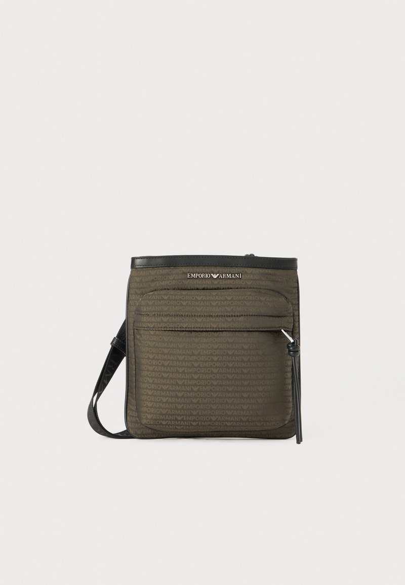 Mørkegrønn messenger bag med teksturert stoff preget med "Emporio Armani" logo, en frontlomme med glidelås, og en svart justerbar stropp.
