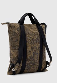 Borsa in tela con stampa leopardata in tonalità terrose. Dotata di spallacci neri e chiusura superiore con zip per una chiusura sicura.