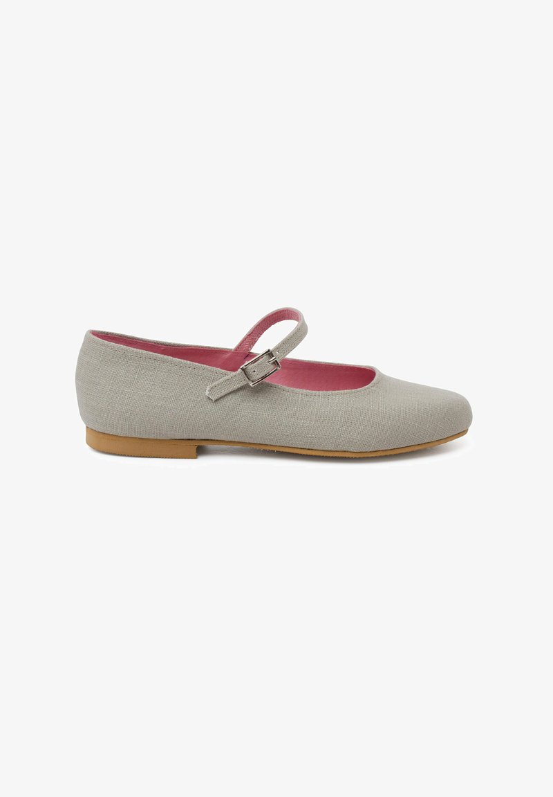 Ballerines Mary Jane en tissu gris avec un bout rond, intérieur rose, et une seule sangle réglable avec une boucle en argent. Semelle plate marron.