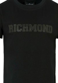 Zwart katoenen T-shirt met een matte, verhoogde "RICHMOND" logo in vetgedrukte letters over de borst. Crew neck stijl met korte mouwen.