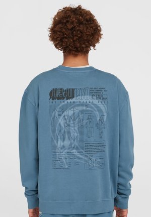 Blauwe sweatshirt met achtergraphics van een wetsuit met ontwerp schema's, tekst en selectievakjes. Zacht materiaal en relaxte pasvorm.