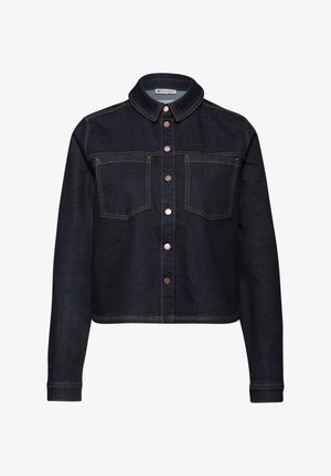 Chaqueta de mezclilla oscura con cuello de solapa, cierre de botones, dos bolsillos en el pecho y costuras en color marrón contrastante. Largo recortado y mangas largas.