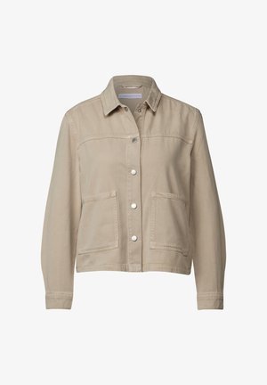 Beige denimjacka med krage, framtill knäppning med knappar och två stora fickor, samt en mjuk textur och skräddarsydd passform.