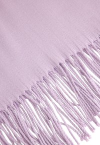 Světle fialový šátek vyrobený z měkké tkaniny, se třásněmi podél jedné hrany a propletenými prameny pro přidanou texturu.