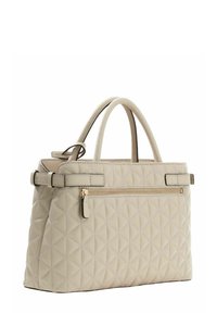 Sac à main en cuir beige avec texture matelassée, deux poignées supérieures et une poche zippée avant. Il présente une forme structurée et des accents métalliques discrets.
