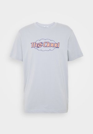 Lysegrå bomuld T-shirt med korte ærmer, med et blåt og pink grafisk print, der forestiller teksten "The Cloud" indeni en skyform.