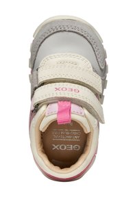 Chaussure pour enfants rose et grise avec des bandes Velcro, design incurvé, col rembourré et semelle en caoutchouc. Elle est fabriquée avec des matériaux en cuir doux et en daim.