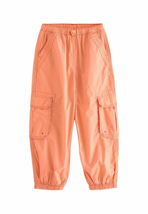Pantaloni cargo color pesca chiaro, realizzati in tessuto leggero. Caratterizzati da una cintura elastica, due tasche laterali e due tasche cargo con pattina.