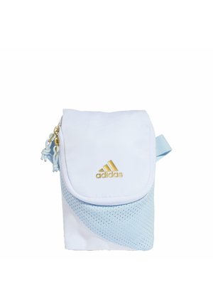 Mała biała i jasnoniebieska saszetka Adidas ze złotym logo, klapką, siateczkowymi detalami i suwakiem na białym tle.