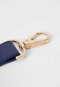 Ναυτικό δερμάτινο λουρί με χρυσό μεταλλικό κλιπ; διαθέτει εγχάρακτο λογότυπο "VALENTINO"; λεία υφή και ανθεκτική κατασκευή.