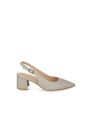 Décolleté slingback glitter argento con punta appuntita, cinturino regolabile con fibbia e tacco medio a blocco su sfondo bianco.