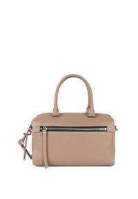 Beige leren handtas met dubbele handvatten boven, een voorzak met rits en een minimalistisch ontwerp. Voorzien van een afneembare schouderband en zilveren hardware.