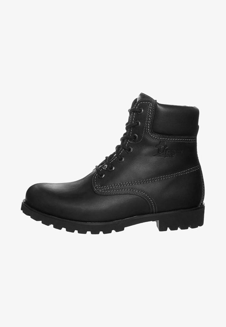 Bottine noire en cuir à lacets jusqu'à la cheville, col rembourré, coutures détaillées, semelle épaisse à crampons et logo Panama Jack sur le côté.