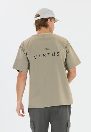 VIRTUS, VIRTUS T-SHIRT DELA - T-shirts print - dried sage