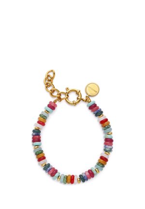 Armband met gouden sluiting en meerkleurige ronde kralen in rood, groen, blauw, oranje, paars en lichtblauw, plus kleine gouden tussenkralen.