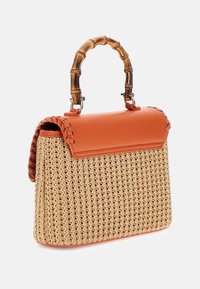 Kudottu olkisulje, jossa on suorakulmainen muoto, oranssi nahka-läpän, punottuja yksityiskohtia ja bambukahva. Pinta on teksturoitu ja värit ovat kontrastisia.