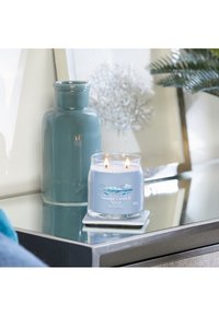 Yankee Candle SIGNATURE MEDIUM JAR OCEAN AIR - Doftljus - blue